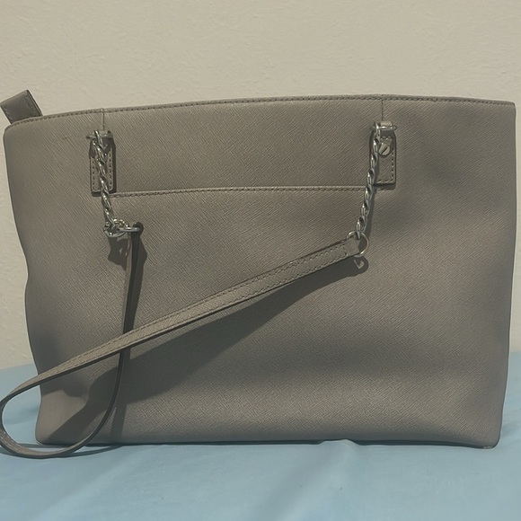 I’m sell it cause I had more de 10 bags in my closed , the color is grey color - Picture 4 of 7